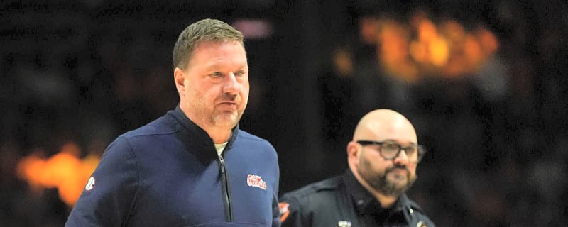 Ole Miss’ Chris Beard gets ejected after going berserk on the court