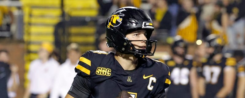 &#39;I don&#39;t think he wants to let go of that&#39; - Vols insider says Tennessee&#39;s QB competition will be intense during fall camp