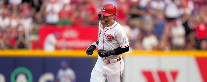 Braves claim OF off waivers from Reds