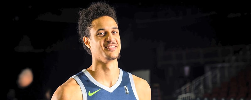 Jesse Edwards, Emanuel Miller sign two-way qualifying offers