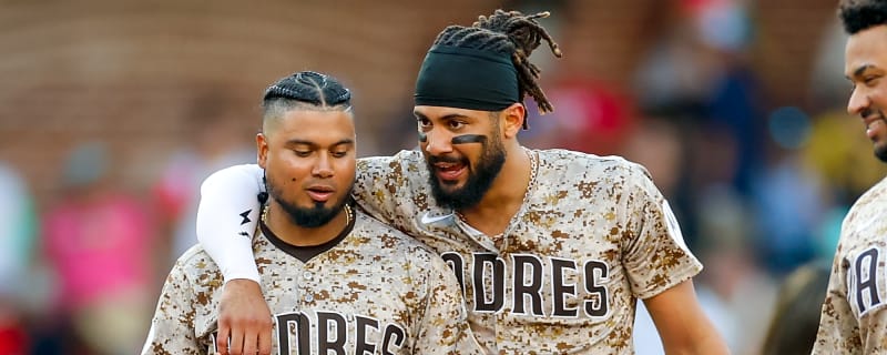 Fernando Tatis Jr. nails runner at third with great throw