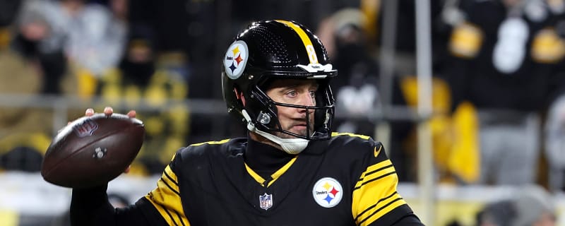 Steelers' Aaron Rodgers Noted He's Not The Only Player Doing Nothing On Tush Push Play