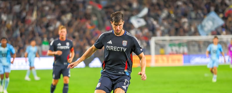 Hull City officially sign former Manchester United defender