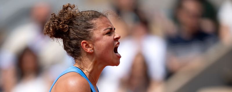 Watch: Jasmine Paolini forced to break up fight over towel after latest French Open win