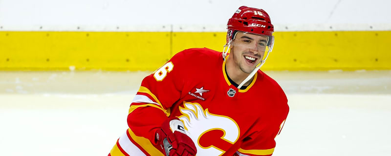 Flames sign veteran center to contract extension despite his dip in scoring