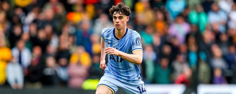 Prodigious Championship midfielder urged to reject Spurs despite Tottenham connection