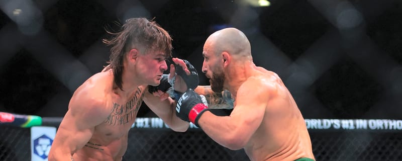 Watch Alexander Volkanovski drop 6ft 8in NFL star despite 220lb weight disadvantage