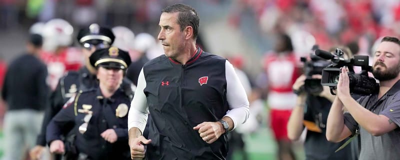 Wisconsin student section stages protest against Luke Fickell