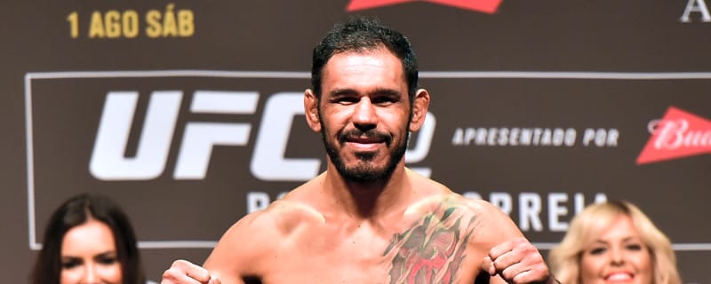 Retired UFC legend knocks out influencer in boxing match