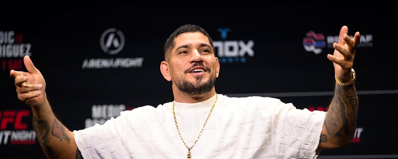 Adesanya Questions Pereira Staying At Heavyweight
