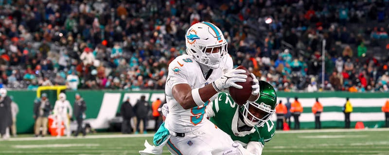 Things Remain ‘Fluid’ Between Dolphins & TE Jonnu Smith