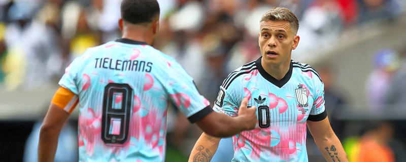 Arsenal star stalls on making decision after bid received