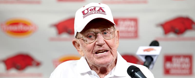 Legendary college football coach Lou Holtz dies at 89