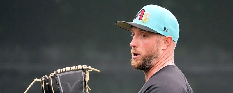 D-Backs take safe route with Merrill Kelly’s back issue