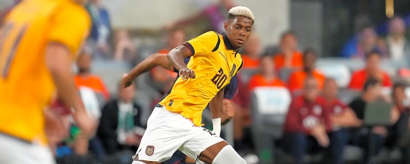 Report: Man United join five-way tussle for 22-year-old South American forward