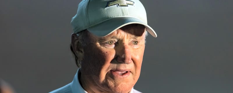 Richard Childress gives Kyle Busch a message before Daytona 500