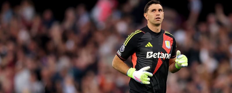 Insider scout claims Chelsea are considering making move to sign 32-year-old goalkeeper