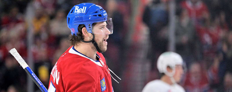 Josh Anderson and Tanner Jeannot throw down the gloves at the start of the match