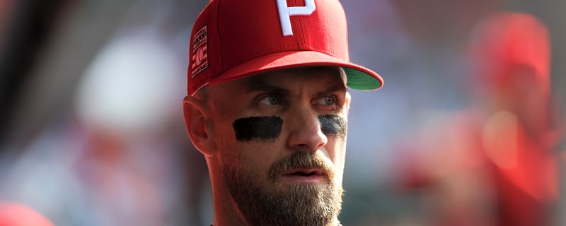 Bryce Harper gives sign of respect to Braves pitching coach Jeremy Hefner