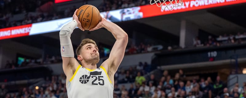 Spurs sign pair of free agents