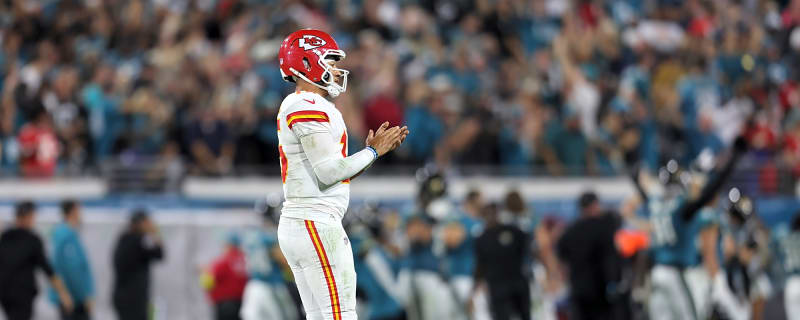 Chiefs fan Heidi Gardner goes viral for Patrick Mahomes pick-6 reaction on ManningCast