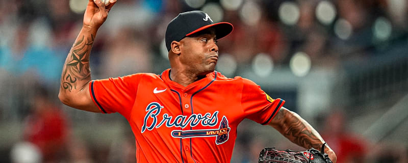 Report: Cubs showing interest in Raisel Iglesias