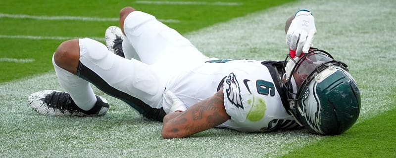DeVonta Smith injury update: Eagles WR leaves game after scary fall