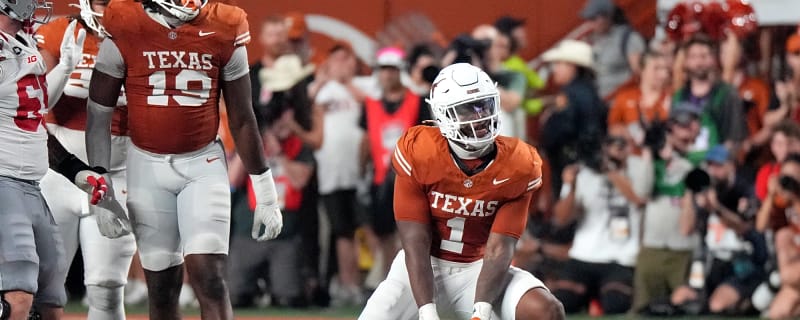 New report offers the latest update on whether Texas star pass rusher Colin Simmons is expected to play against Tennessee