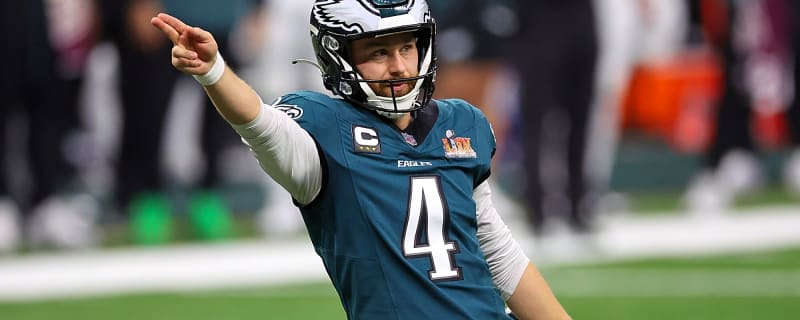 Fans Outraged As Elliott Gets $5M Guarantee Despite NFL’s Worst Long-Range Rate