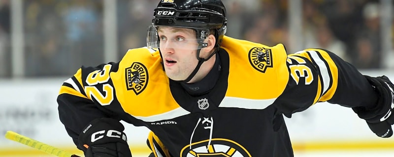 Bruins re-sign John Farinacci to one-year contract