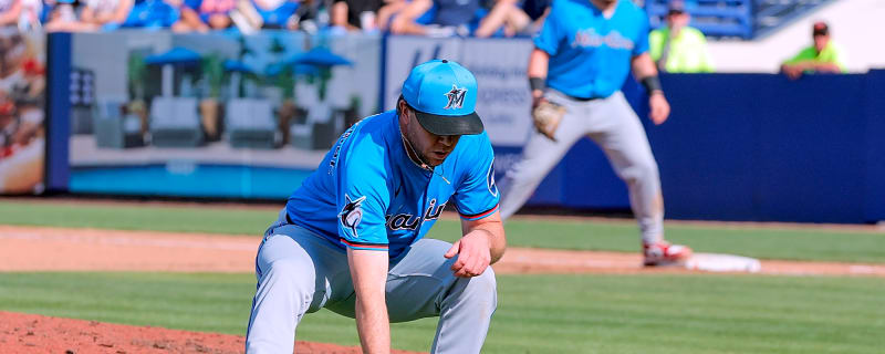 Marlins select contract of lefty specialist for series vs. Phillies