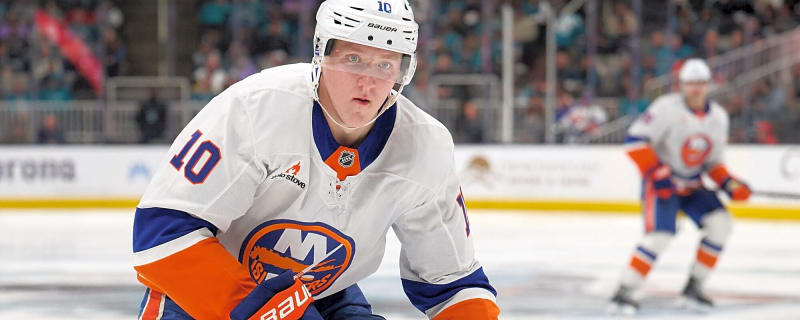 Simon Holmstrom stays with Islanders, signs two-year deal