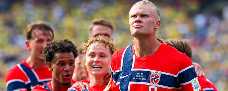 Back home, Norway players saluted, receive audience with king