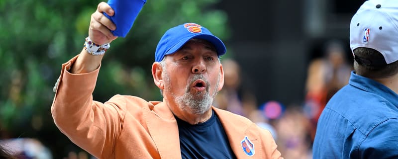 Knicks coaches handed empty ring boxes at championship ceremony