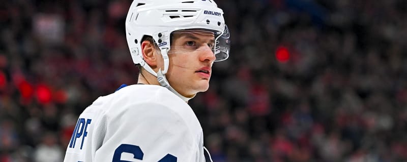 Canucks sign David Kampf to one-year contract