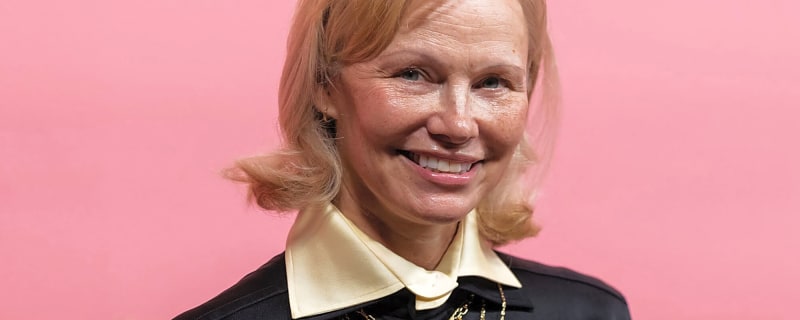 20 celebrities who proudly went without makeup