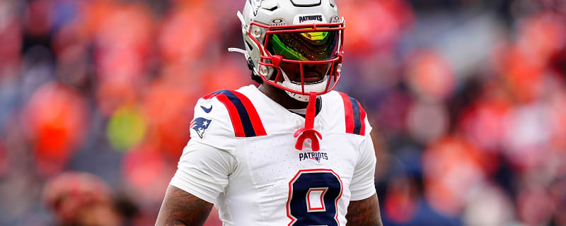 Cameras Caught Stefon Diggs Viciously Headbutting His Own Teammate On The Sideline With No Helmet On 