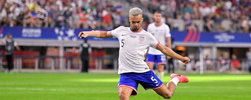 Premier League defender who wowed Salah is prepared to snub Man Utd in favour of Liverpool move