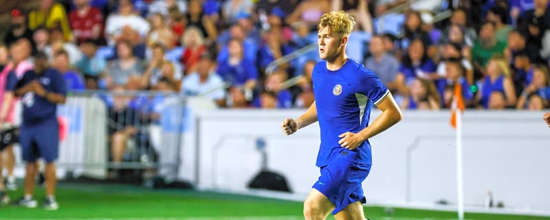 Chelsea get linked with former player that his current club are trying to keep hold of