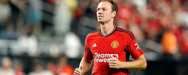 Manchester United officially advertise assistant role at club