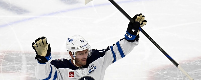 Jets’ Jonathan Toews met with non-stop cheering in return to Chicago