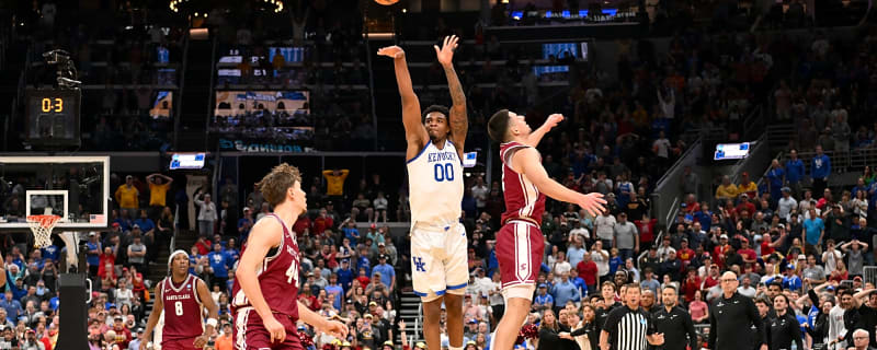 Referees missed key call just before Kentucky’s miracle shot