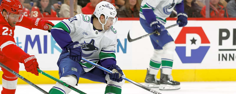 What should the Canucks do with Nils Höglander?