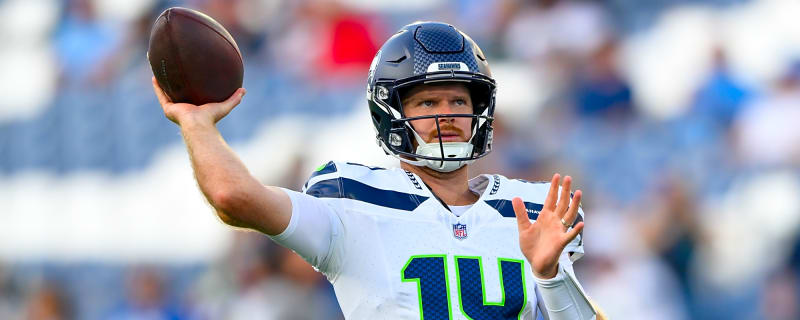 Sam Darnold suffers injury, limps off field after first drive