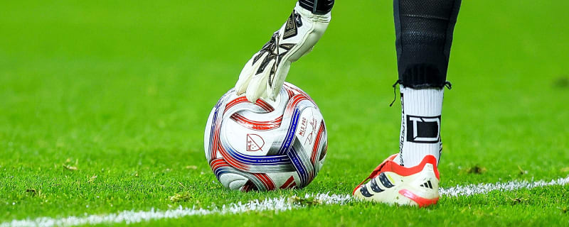 Bid prepared: Arsenal considering move for contract rebel who’s also United & City transfer target