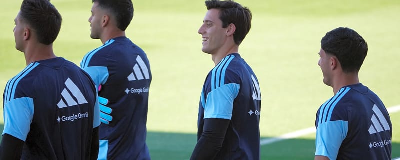 Manchester United enquire about move for Santiago Beltran
