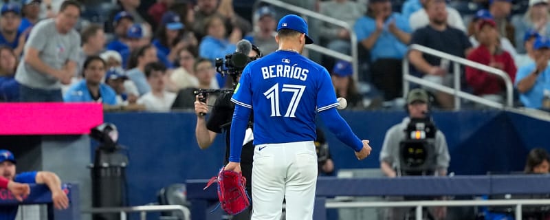 Blue Jays’ José Berríos undergoes Tommy John surgery, sidelined until 2027