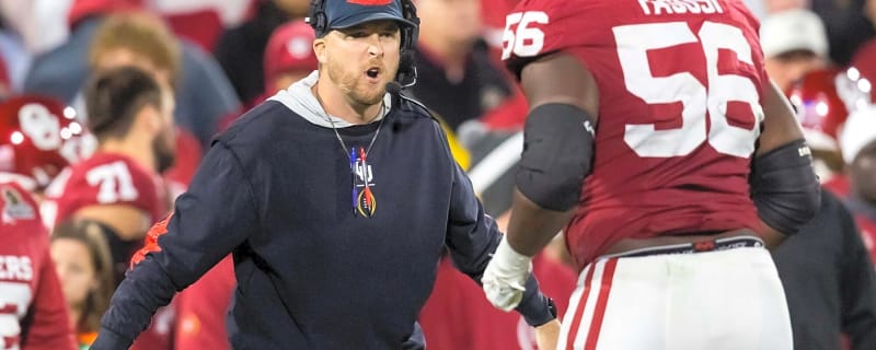 Oklahoma Sooners OC Ben Arbuckle just had the coldest one-liner to help prop up one of his players for a trophy at the end of the year