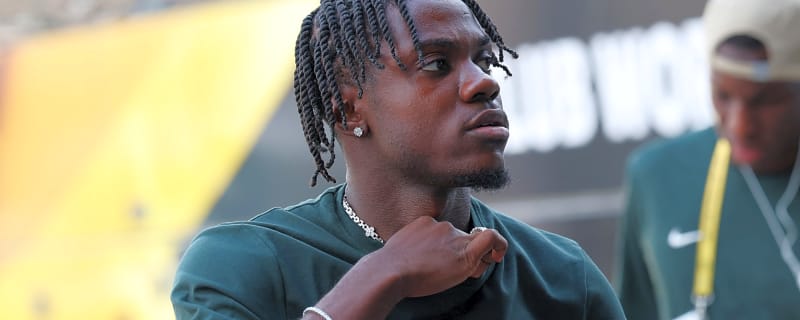 Arsenal star leaves Wembley in a knee brace in blow to Gunners