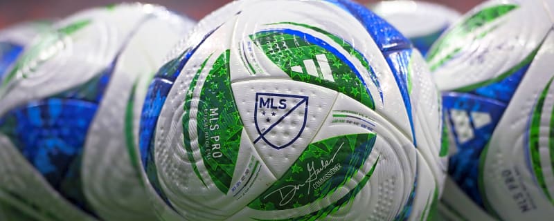 28-year-old European marksman opens contract talks as Manchester United circle